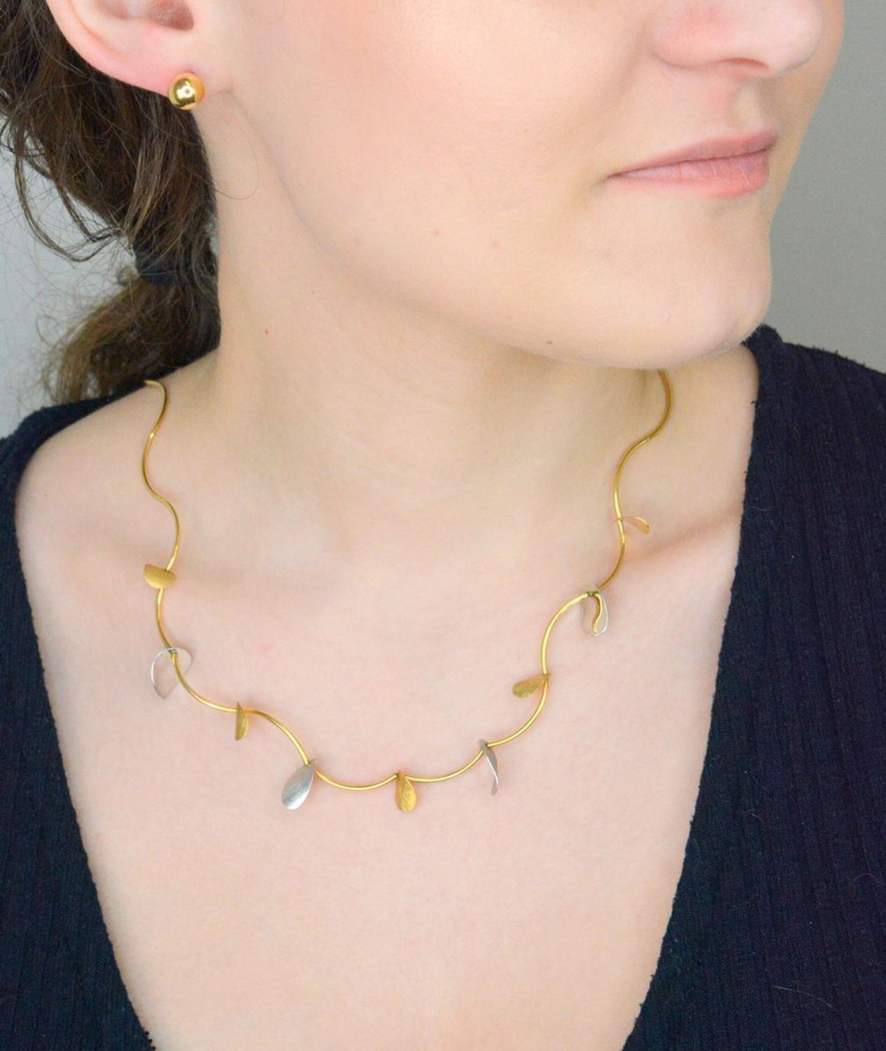 Złote kolczyki przy uchu pełne kulki 8 mm na sztyft 333.  Masywne złote kolczyki kulki wykonane z wysokiej jakości żółtego złota..jpg